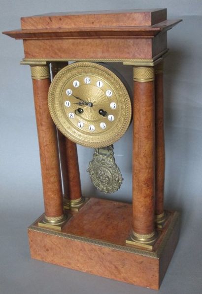Pendule portique en placage de loupe, le...
