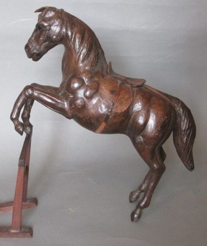 Cheval cabré en cuir arnaché d'une selle,...