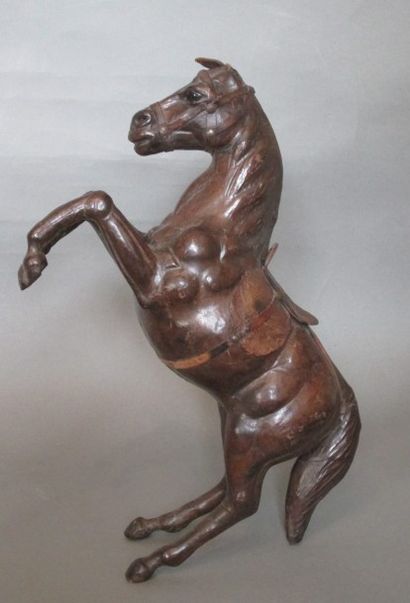 Cheval cabré en cuir arnaché d'une selle,...