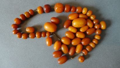 Collier de boules d'ambre en chute de forme...
