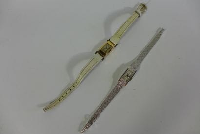 * Montre de dame en or gris 18 k (750 millièmes)....