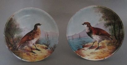 Deux assiettes en porcelaine à décor peint...