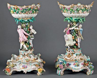 Deux larges coupes sur pied en porcelaine...