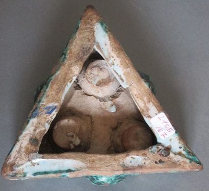 Salière triangulaire en faïence à trois alvéoles...