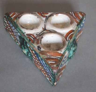 Salière triangulaire en faïence à trois alvéoles...