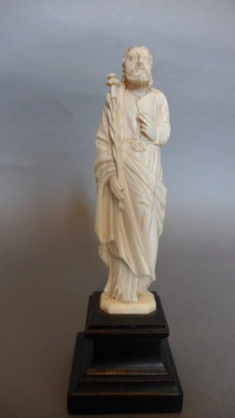 Statuette en ivoire sculpté représentant...