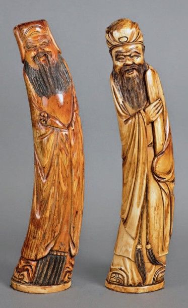 Deux grandes statuettes chinoises en ivoire...