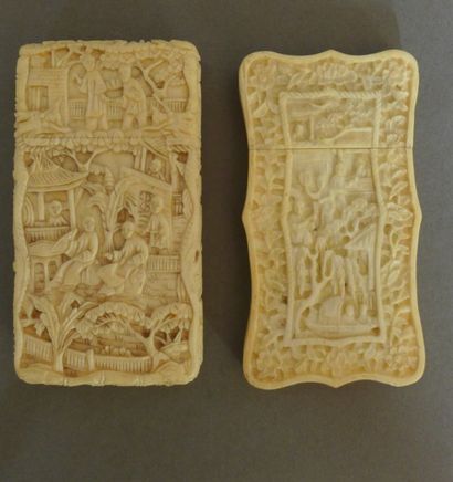 Deux étuis rectangulaires à bords mouvementés...