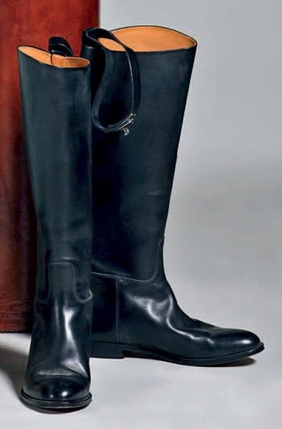*HERMÈS Paris

Paire de bottes en cuir noir...