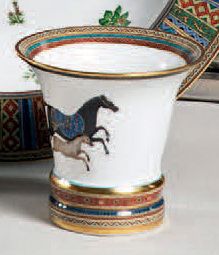 *HERMÈS Paris

Cheval d'Orient
Vase cornet...