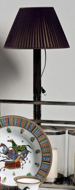 *JLC

Grande lampe en métal chromé et palissandre.
Hauteur:...