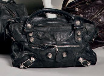 *BALENCIAGA First

Sac à main en cuir gris...