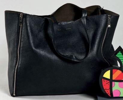 *CÉLINE Zippé

Sac en cuir noir à fermeture...