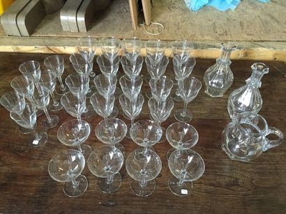 Partie de service de verres à pied en cristal...