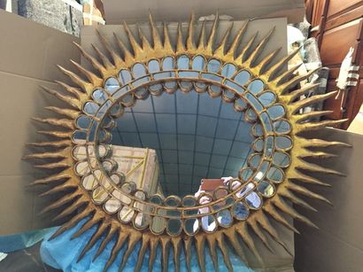 Miroir ovale en bois doré représentant un...