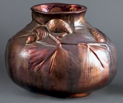 Dans le goût de ZSOLNAY

Vase sphérique à...