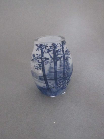 Petit vase en verre à décor peint en bleu,...