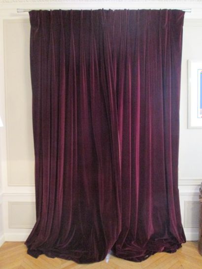 *Paire de rideaux en velours ras bordeaux.
Hauteur:...