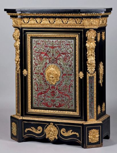 Meuble à hauteur d'appui orné d'une marqueterie...