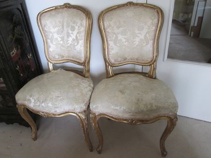 Paire de chaises en bois redoré à décor de...