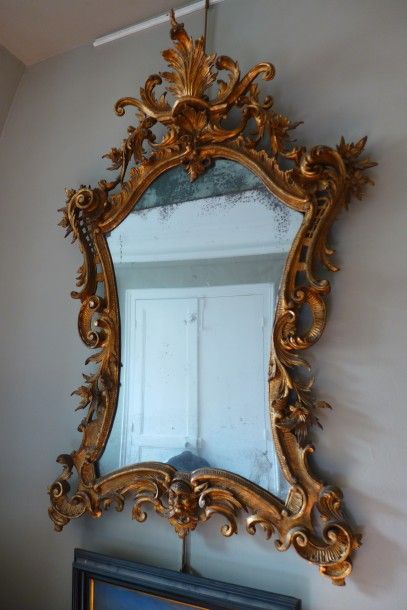 Miroir en bois sculpté et doré à riche décor...