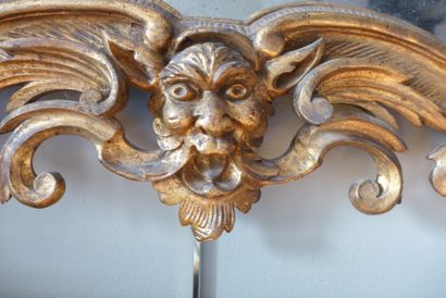 Miroir en bois sculpté et doré à riche décor...