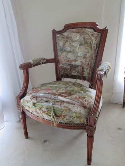 Paire de fauteuils cabriolets en bois naturel...