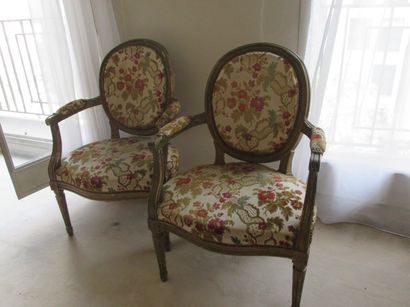 Paire de fauteuils cabriolets à dossier médaillon...