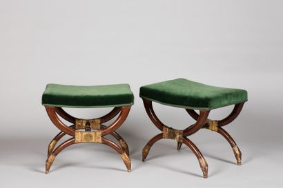 Paire de tabourets «curule» en acajou, les...