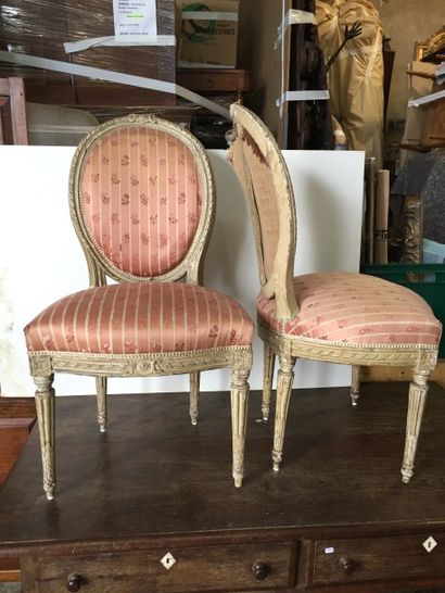 Paire de chaises à dossier médaillon en bois...