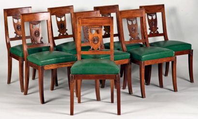 Suite de douze chaises en acajou et placage...