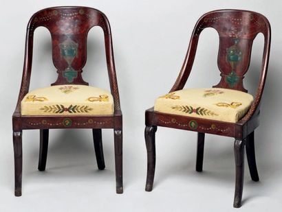 Paire de chaises gondoles en acajou et placage...