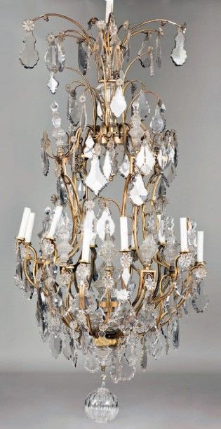 Paire de grands lustres à douze bras de lumière...