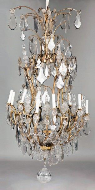 Paire de grands lustres à douze bras de lumière...