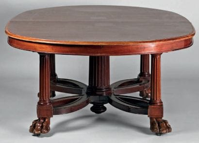 Grande table ovale de salle à manger en acajou...