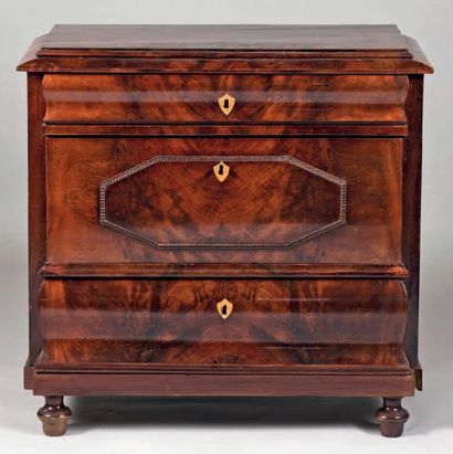 Petite commode en placage d'acajou ouvrant...