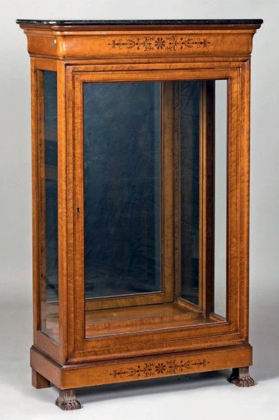 Vitrine en placage d'érable moucheté marqueté...