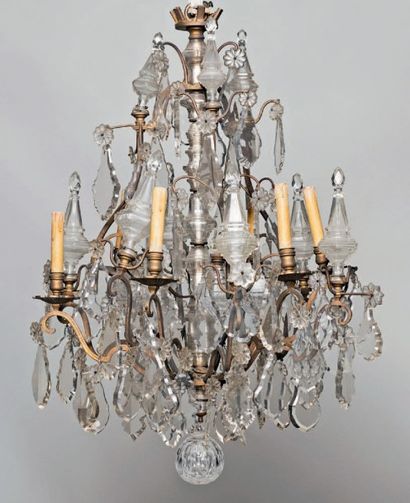 Lustre en bronze doré à bras ornés de pampilles,...