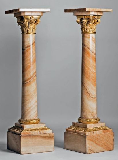 Paire de colonnes en onyx à garniture de...