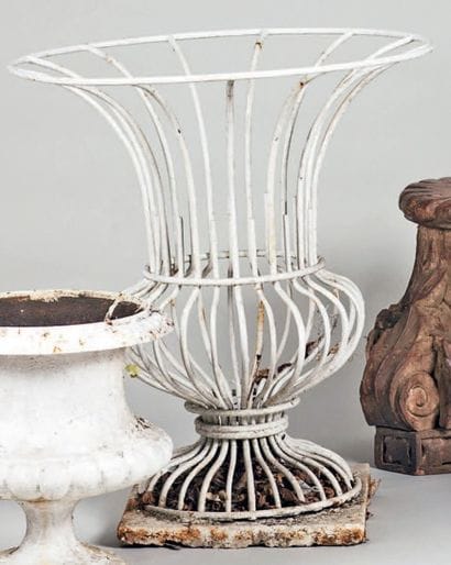 Paire de vases de jardin de forme Médicis...