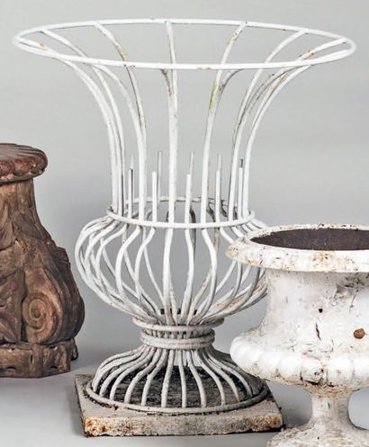 Paire de vases de jardin de forme Médicis...