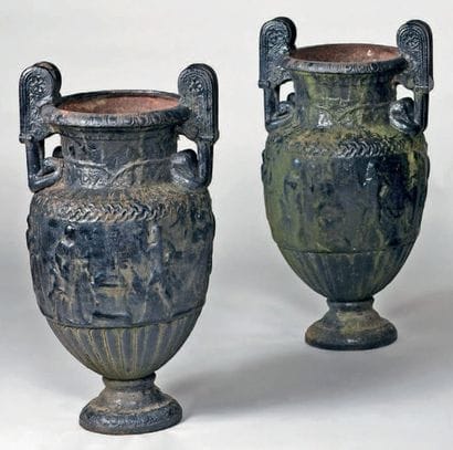 Paire de vases à l'antique, de forme ovoïde,...
