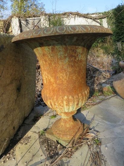 Vase en fonte de forme Médicis à décor de...