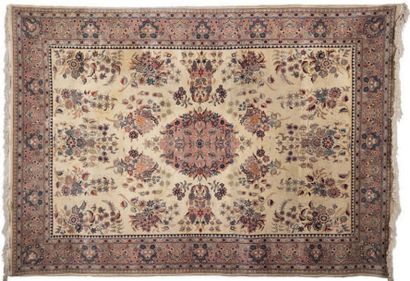 Tapis Pungab à fond beige.
Hauteur: 314 cm...