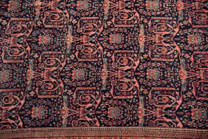 Grand tapis d’Orient en laine à fond bleu...