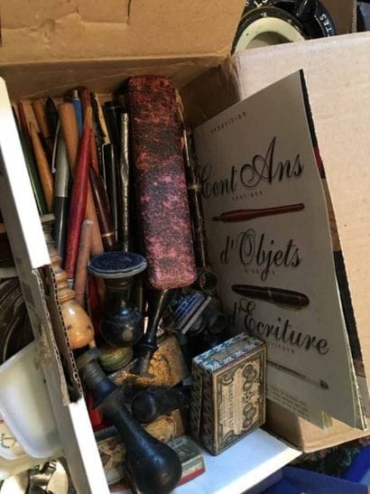 Lot d'objets écritures, stylos, etc ..