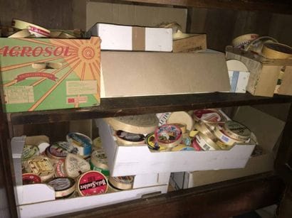 Collection de boites de camembert.