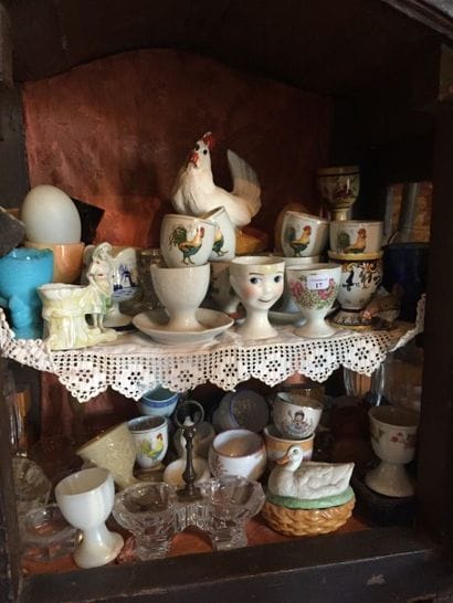Un lot important de coquetiers en porcelaine,...