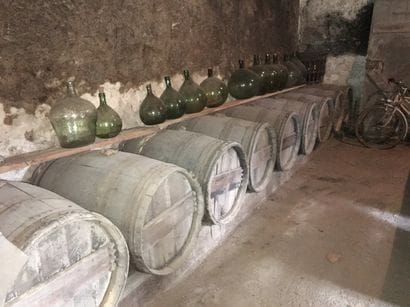 4 barriques anciennes.