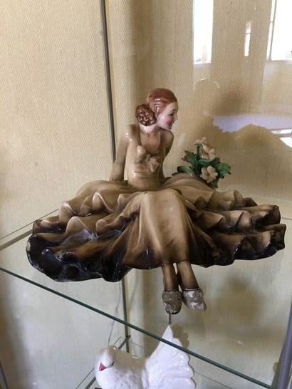 Femme assise à la robe, en porcelaine. (...